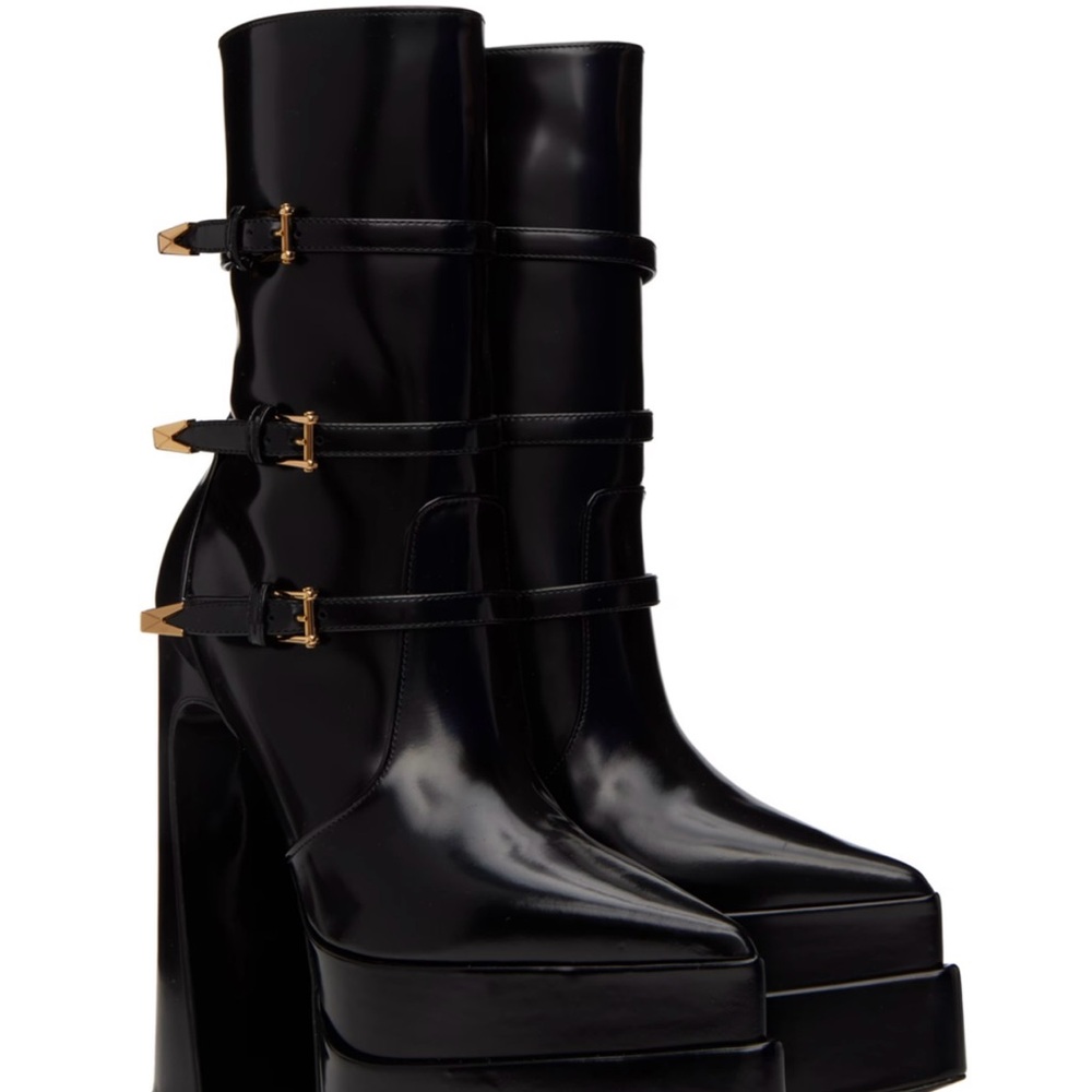 New !!! Timeless boots . Runs small